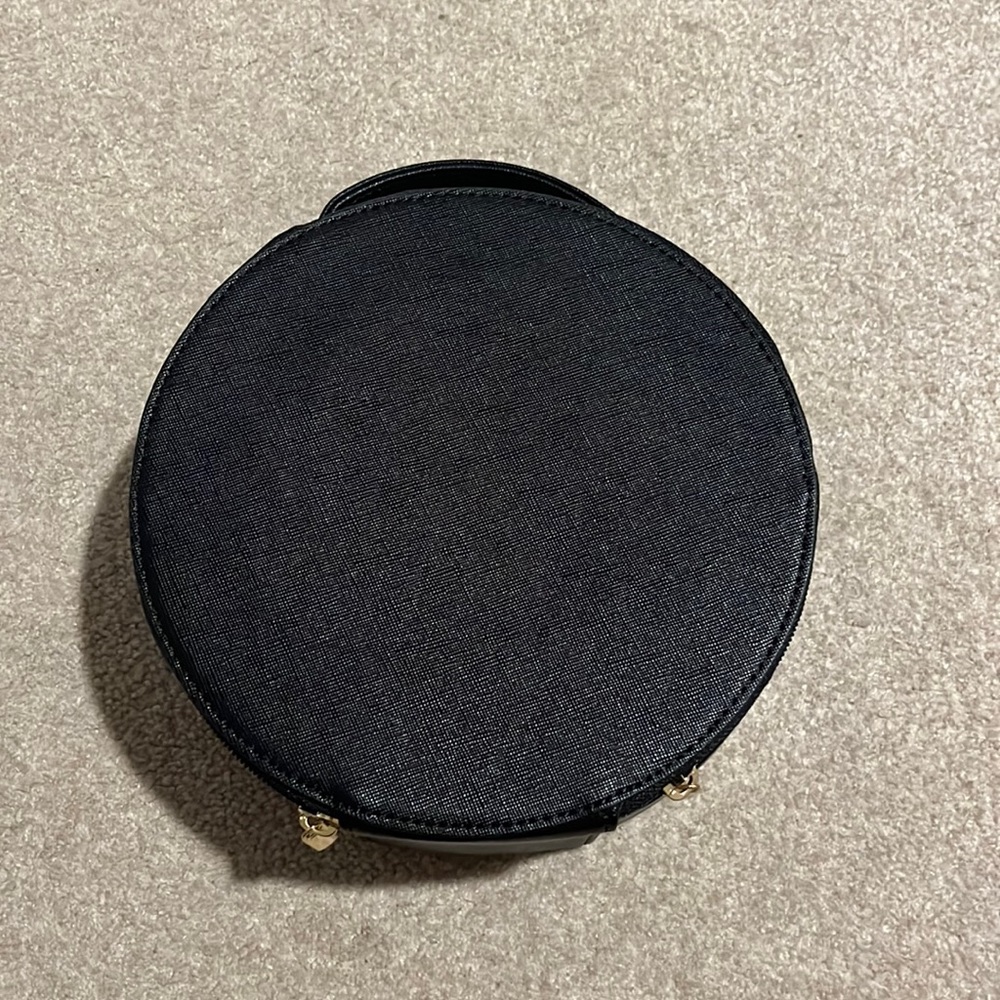 Hudson + Bleecker Amora Nomad Round Travel Case